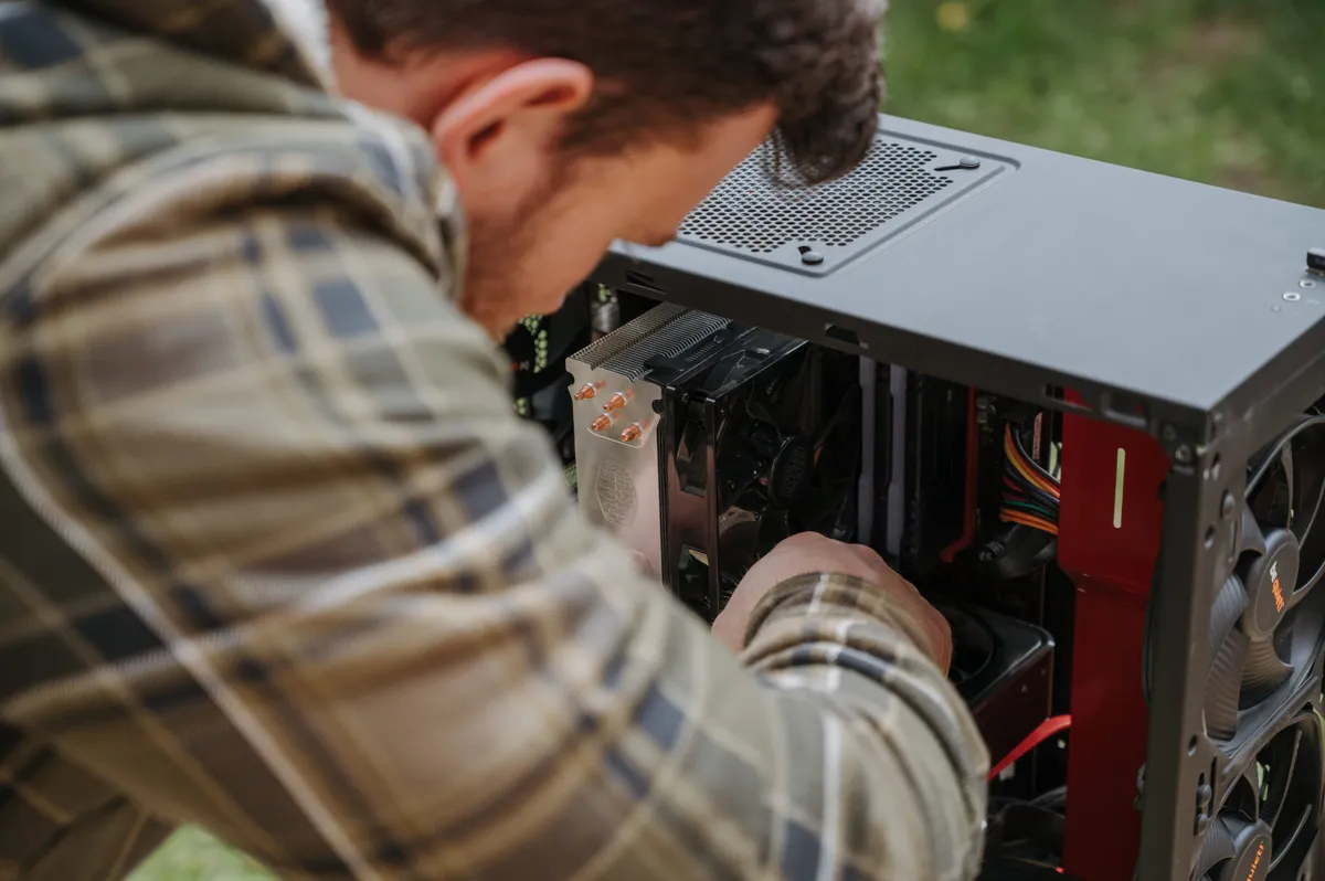 Zdjęcie hero — technik naprawiający komputer
